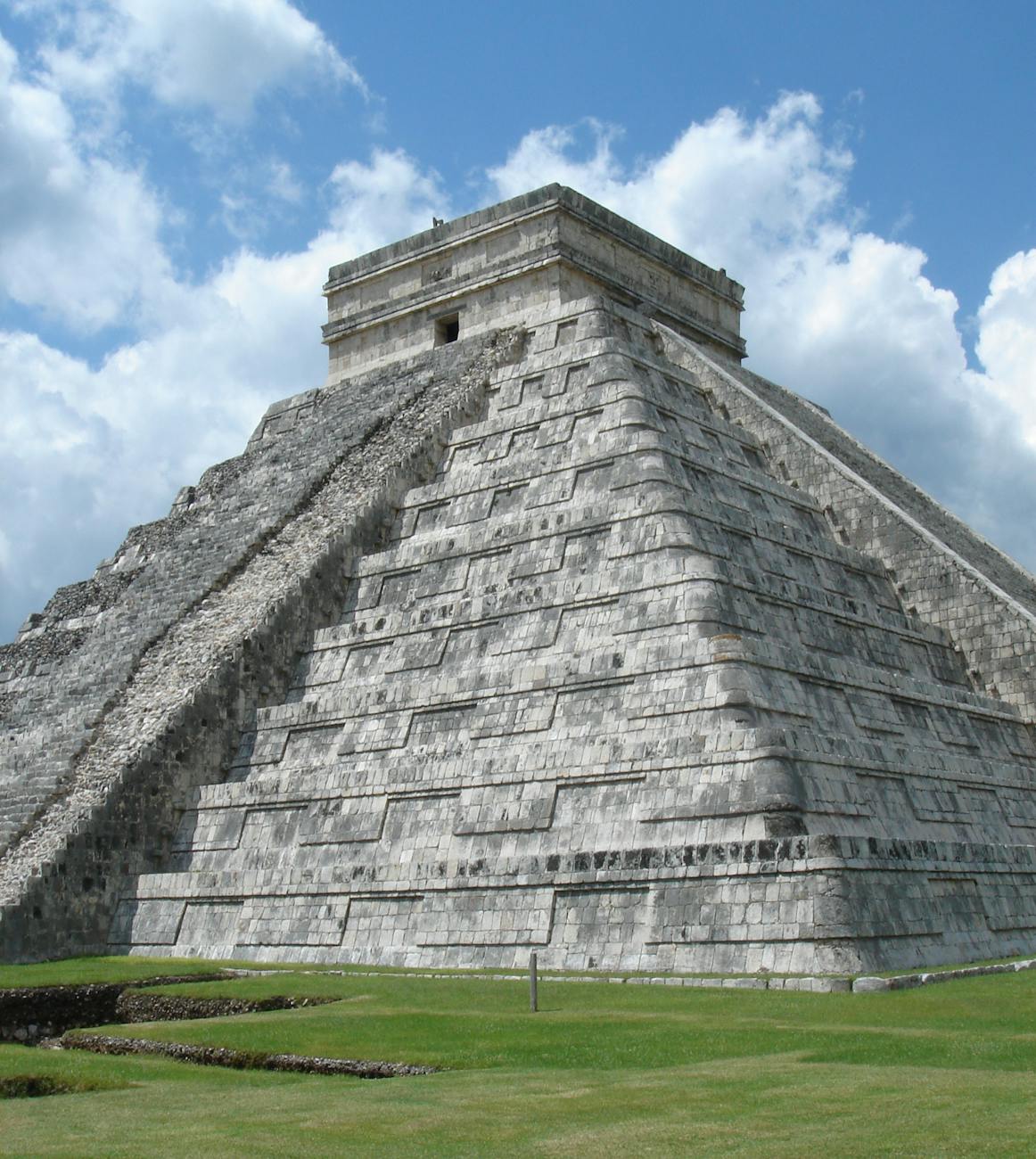 temple of kukulcan on green grass field